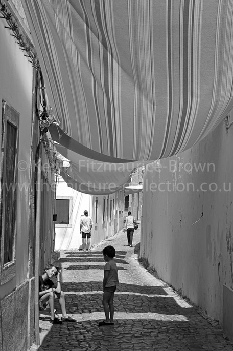LOULE CHILDRE UNDER SHADE BLANKETS